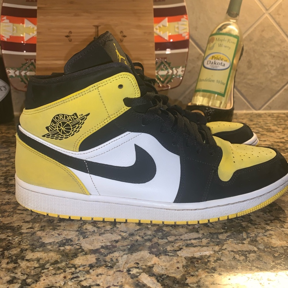 Air Jordan 1 Mid “Yellow Toe Black”